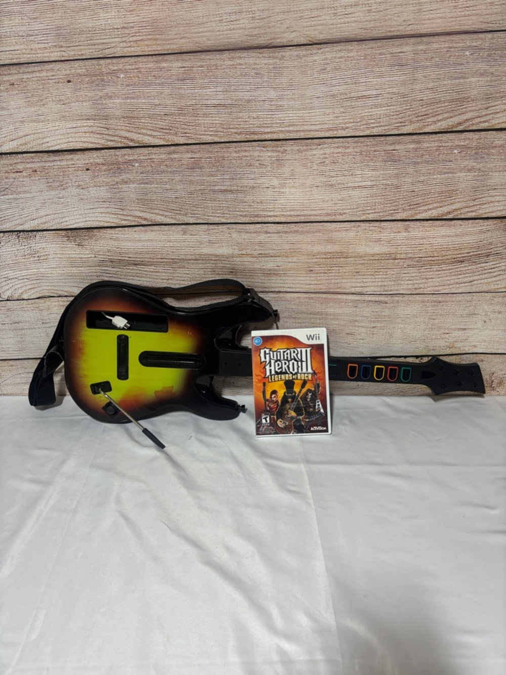 GUITAR HERO WORLD TOUR WIRELESS SUNBURST GUITAR & GAME BUNDLE FOR NINTENDO WII